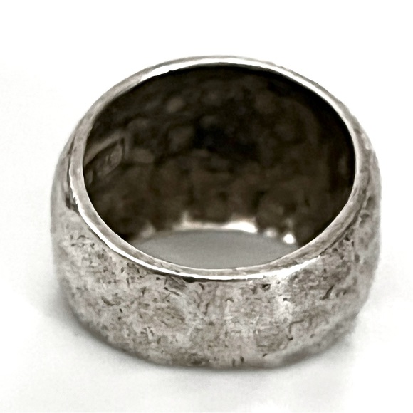 🗝️ Vintage Sterling Silver Hammered Pattern Asymmetric Band / Ring - Picture 4 of 5